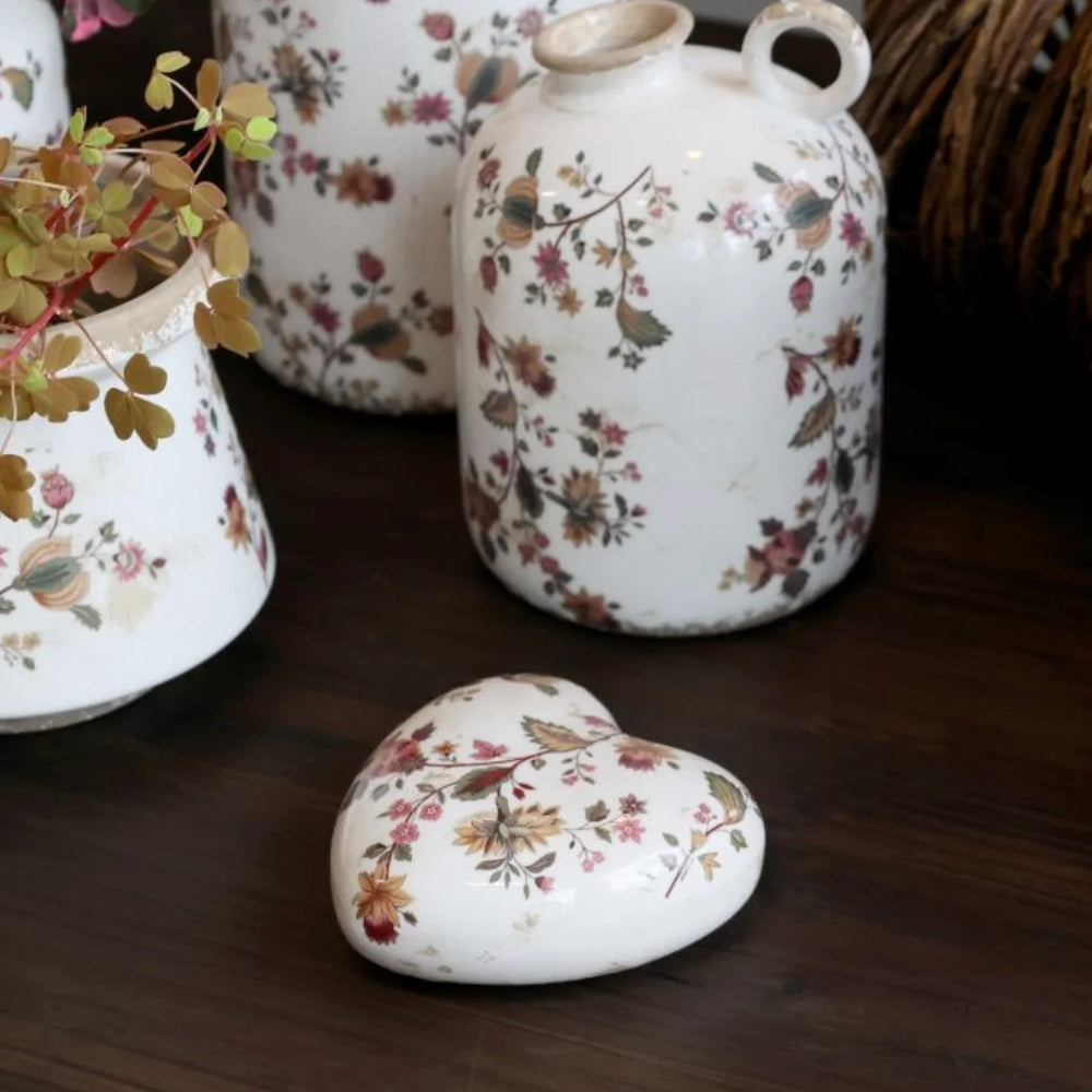 Nancy Heart w. floral motif | cream